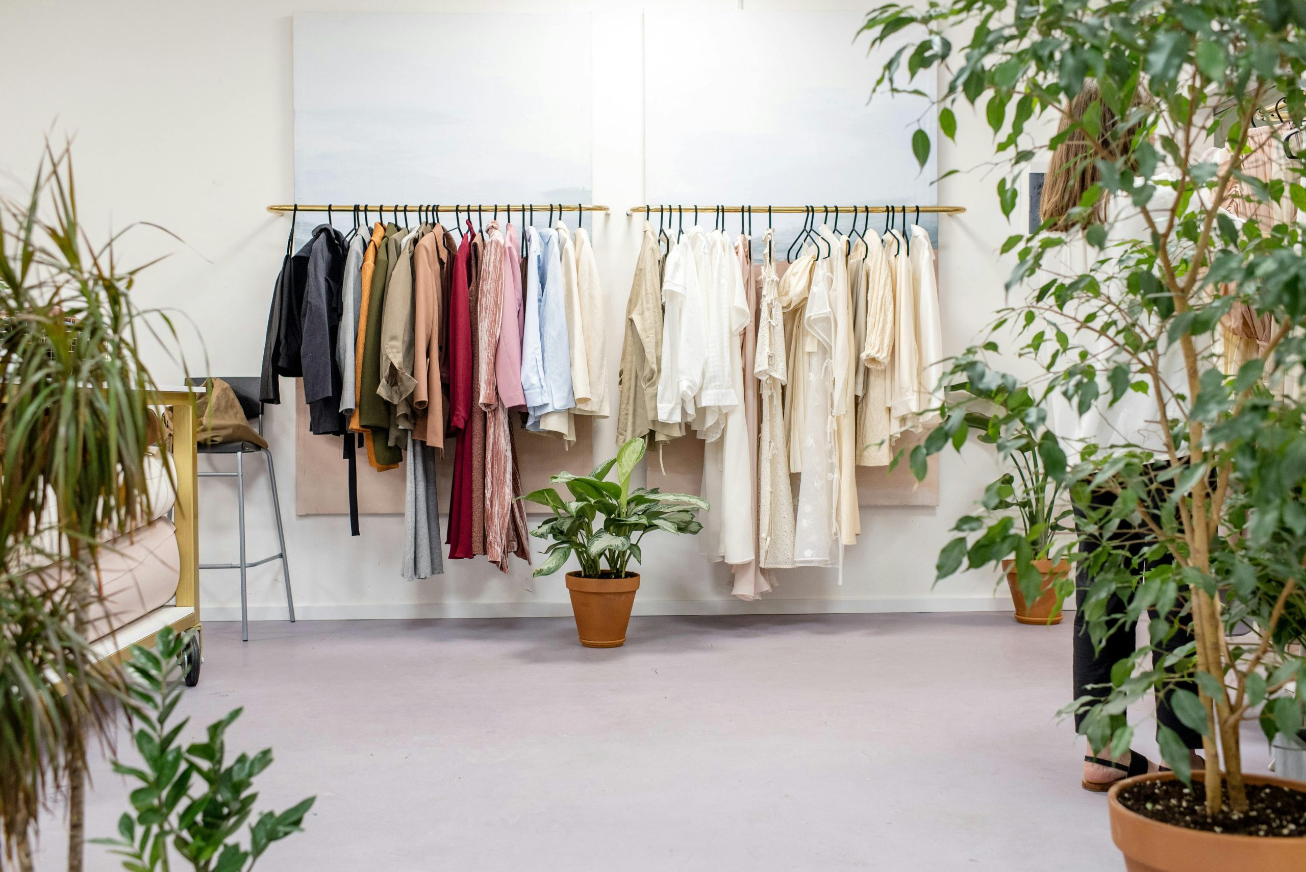 HOW TO BUILD A SUSTAINABLE AND ETHICAL WARDROBE: TIPS FOR ECO – FRIENDLY FASHIONISTAS