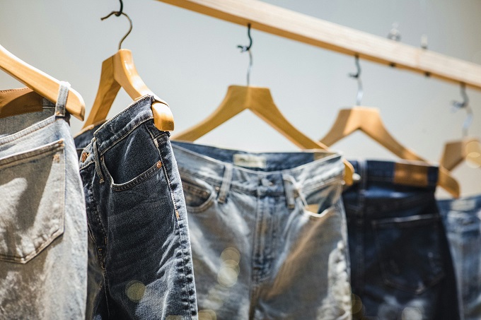HOW TO INTEGRATE WHOLESALE JEANS INTO YOUR CLOTHING STORE